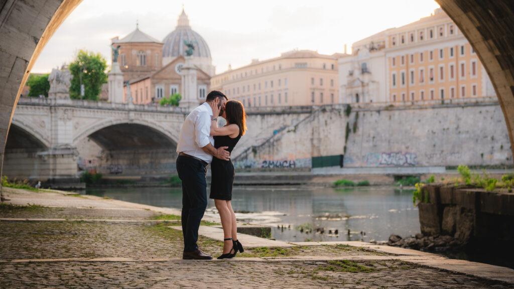 couple photoshoot in Rome near the Colosseum
